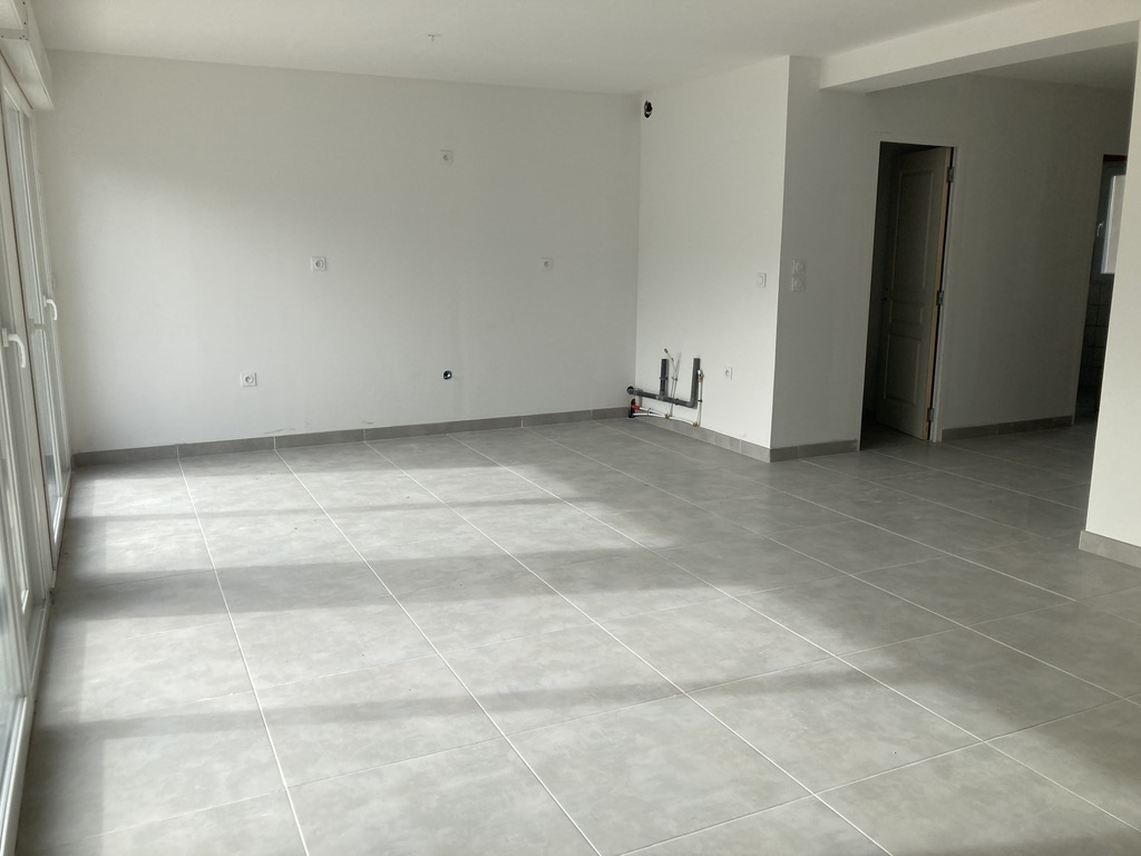 Maison neuve de 2023   100 m2 habitables avec jardin et gara