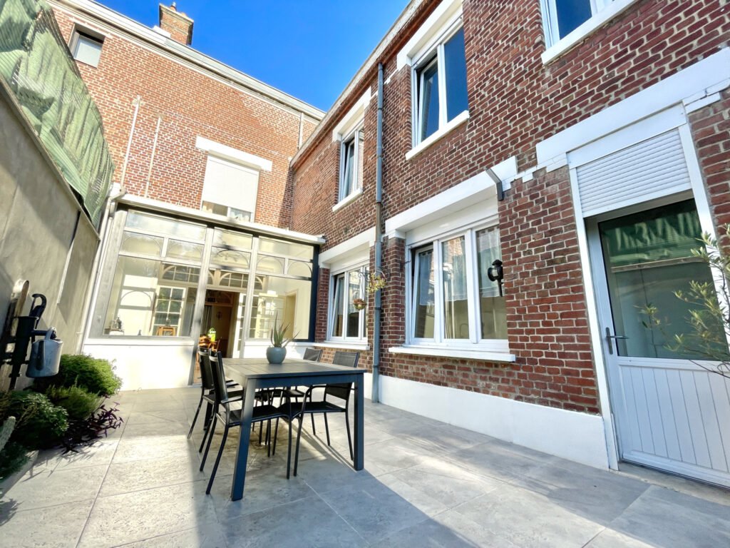 Une maison de famille avec du caractère en plein centre vill