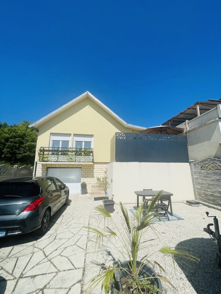 À vendre   Maison rénovée avec garage, terrasses et jardin