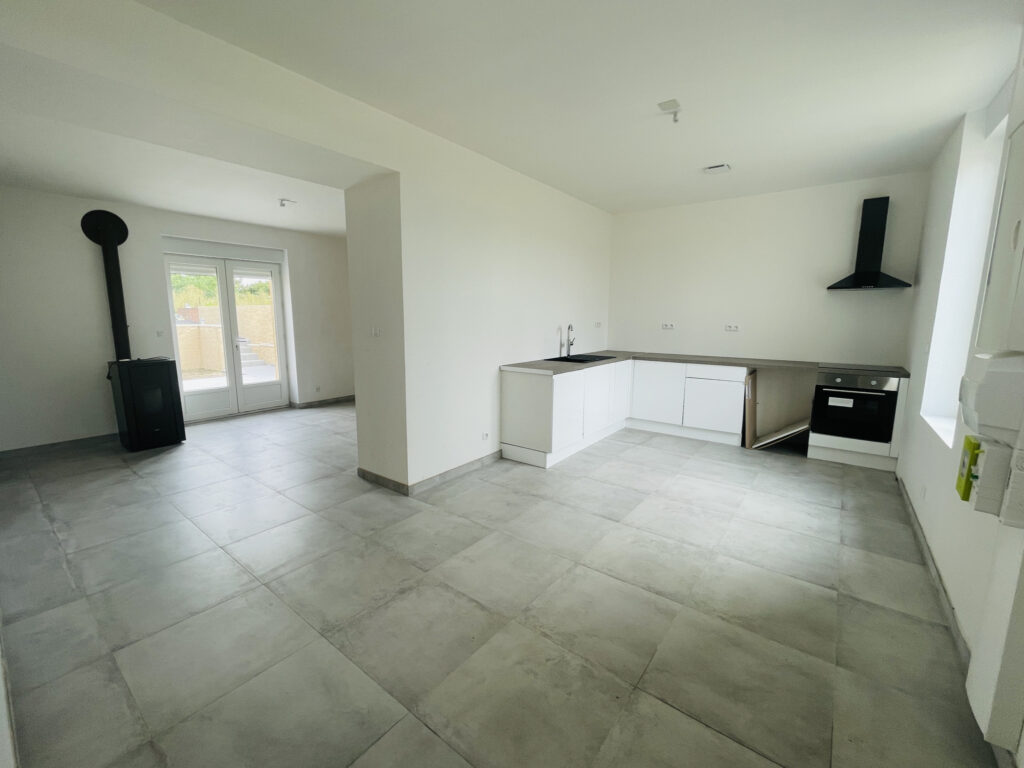 Maison entièrement rénovée – 105 M2 – 3 chambres – 14 kms de