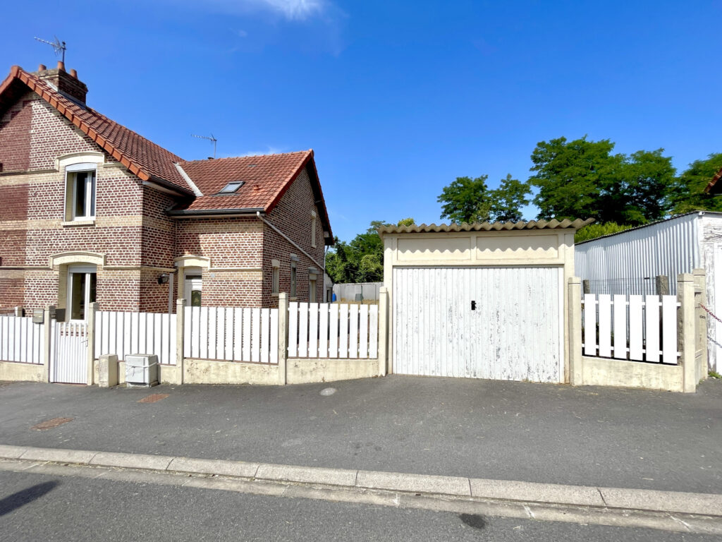 Maison semi-mitoyenne avec jardin et garage