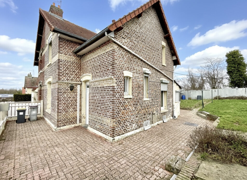 Maison semi-mitoyenne avec jardin et garage