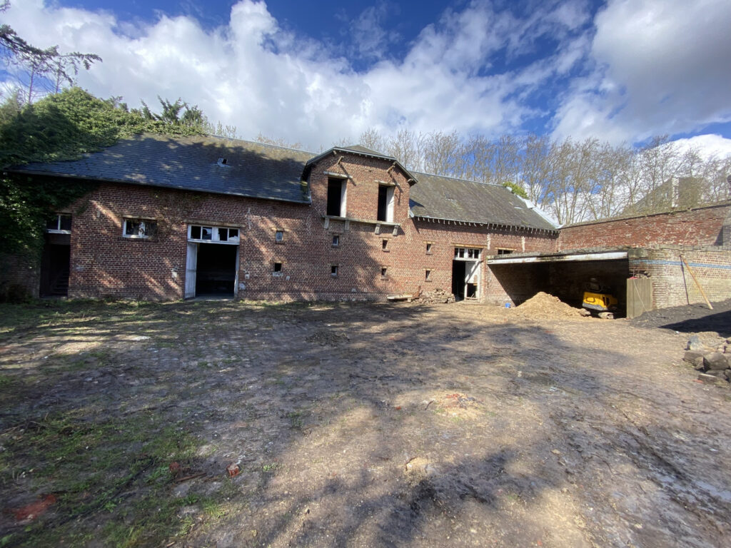 Grange à rénover 400 m2 exploitables – Idéal investisseur /