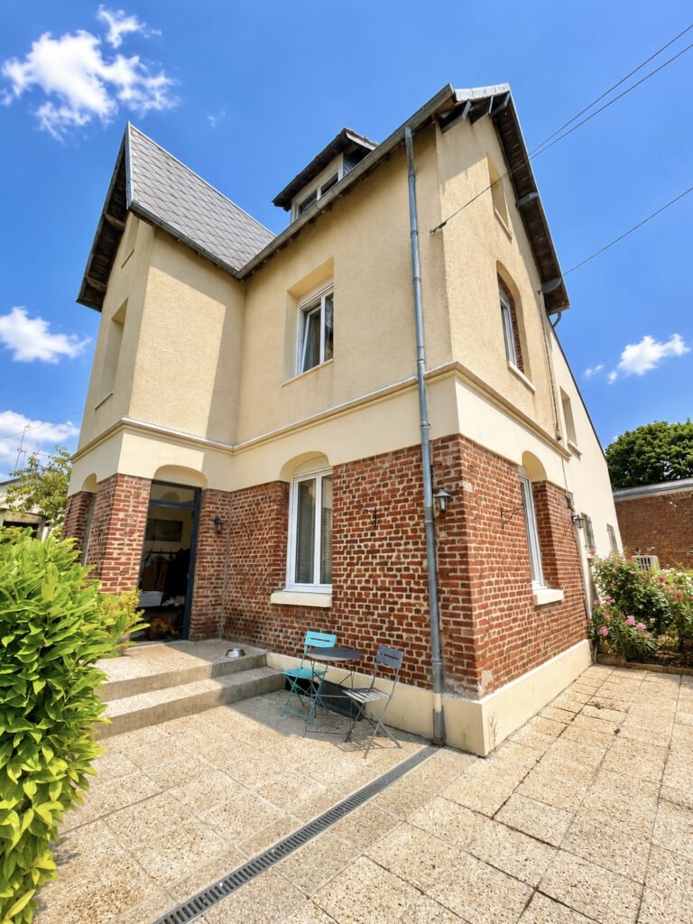 Maison de caractère – 5 chambres – garage – stationnement vé