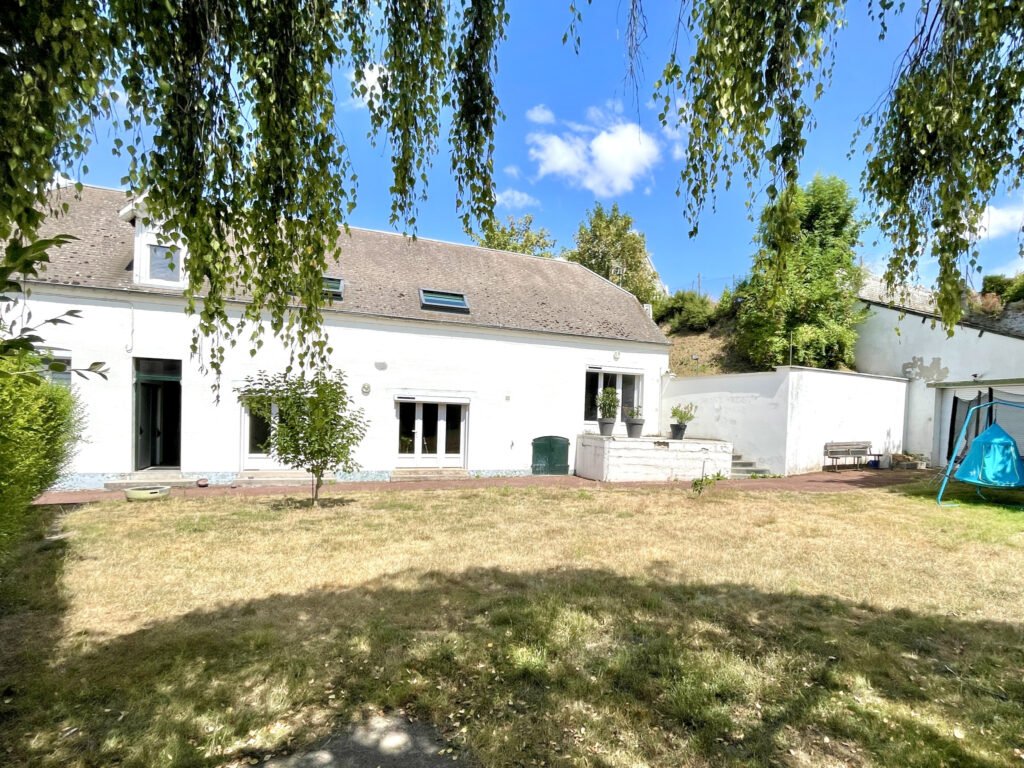 Maison avec beaux volumes – 3 chambres – garage et jardin