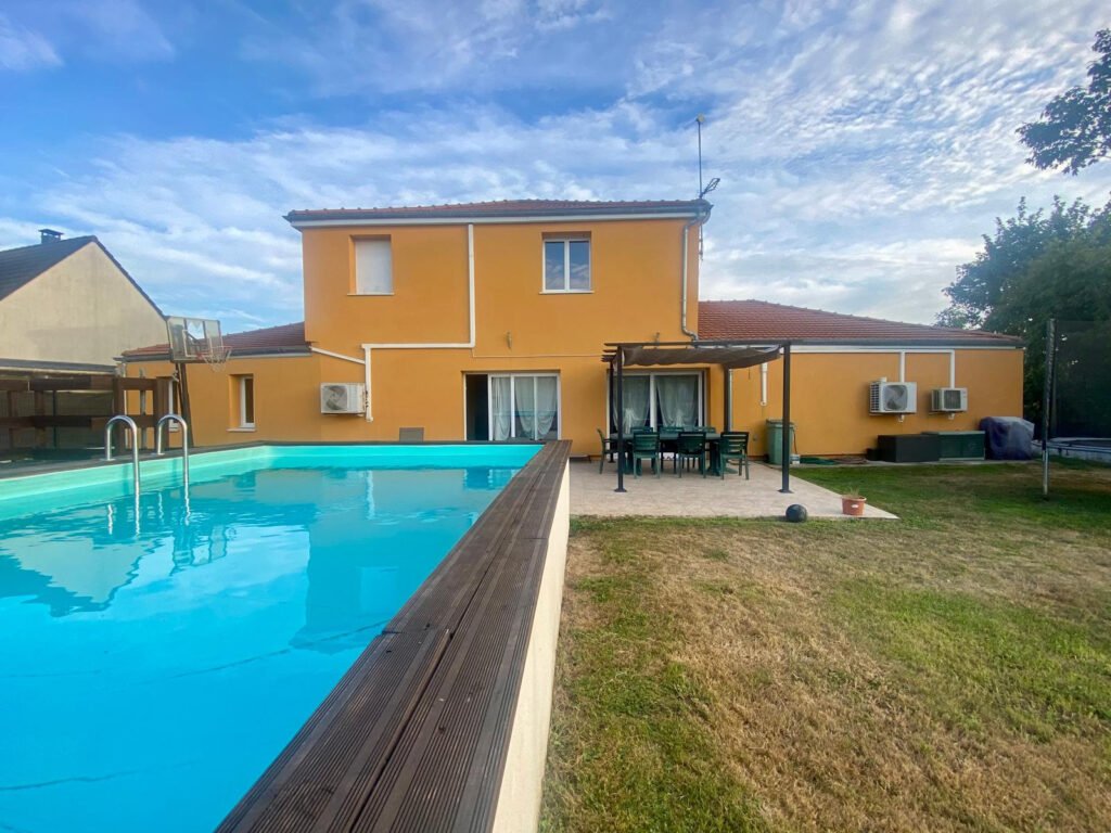 MAISON 207 M2 4 chambres dont une au RDC Piscine