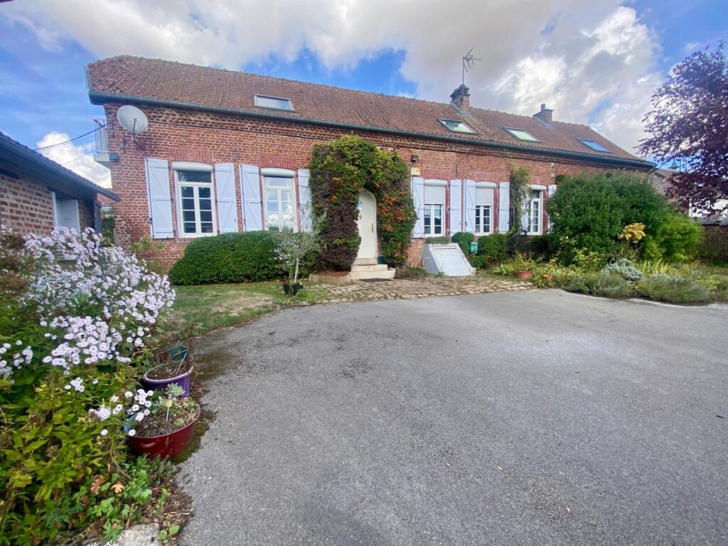 Ancien corps de ferme avec longère et petite dépendance, han